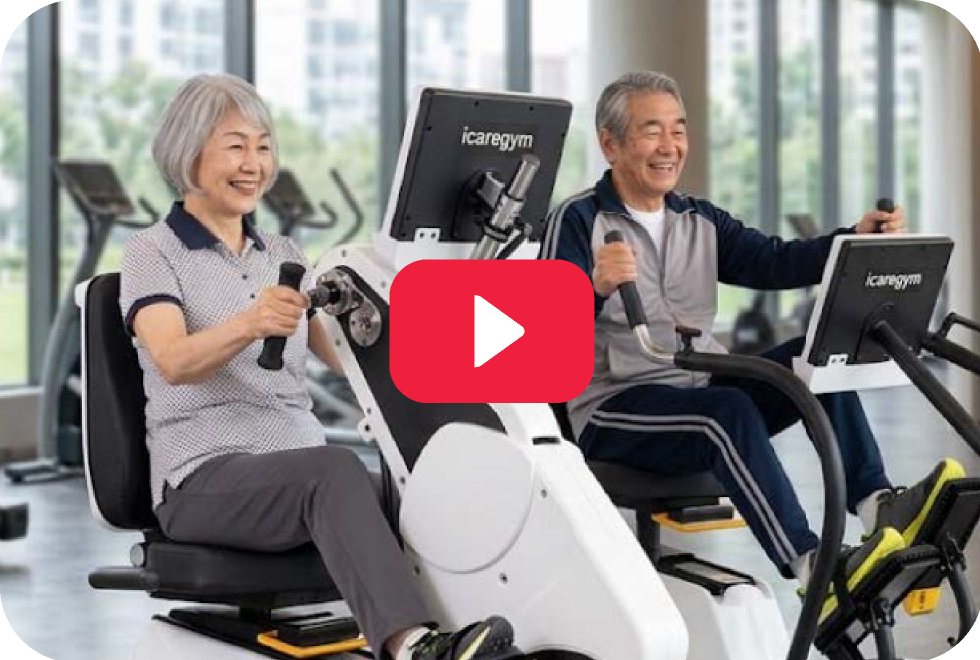 ジムで並んでフィットネス機器を使い、笑顔を見せる高齢の女性と男性